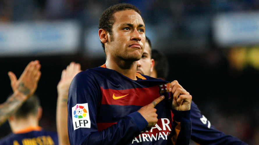 Neymar señala el escudo del Barça. Efe.