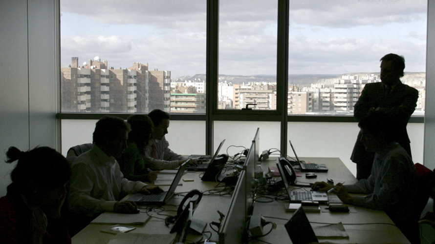 Varias personas trabajan en la oficina de una empresa