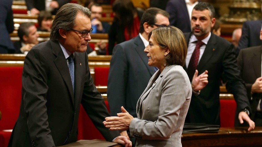 El presidente de la Generalitat en funciones, Artur Mas, conversa con la presidenta del Parlament, Carme Forcadell. EFE, Toni Albir.