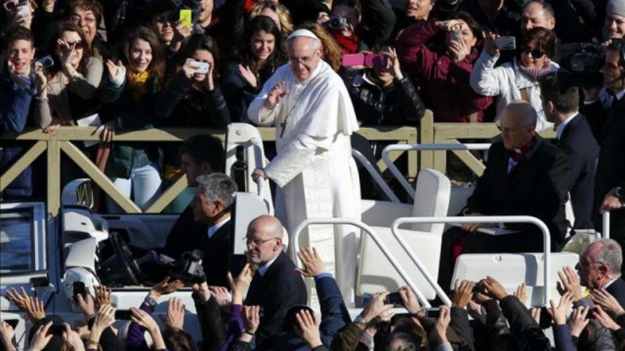 El Papa Francisco en el papamóvil. EFE