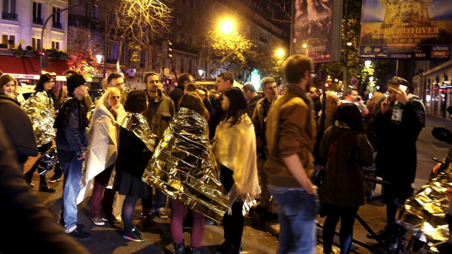 Varias personas son atendidas en París.