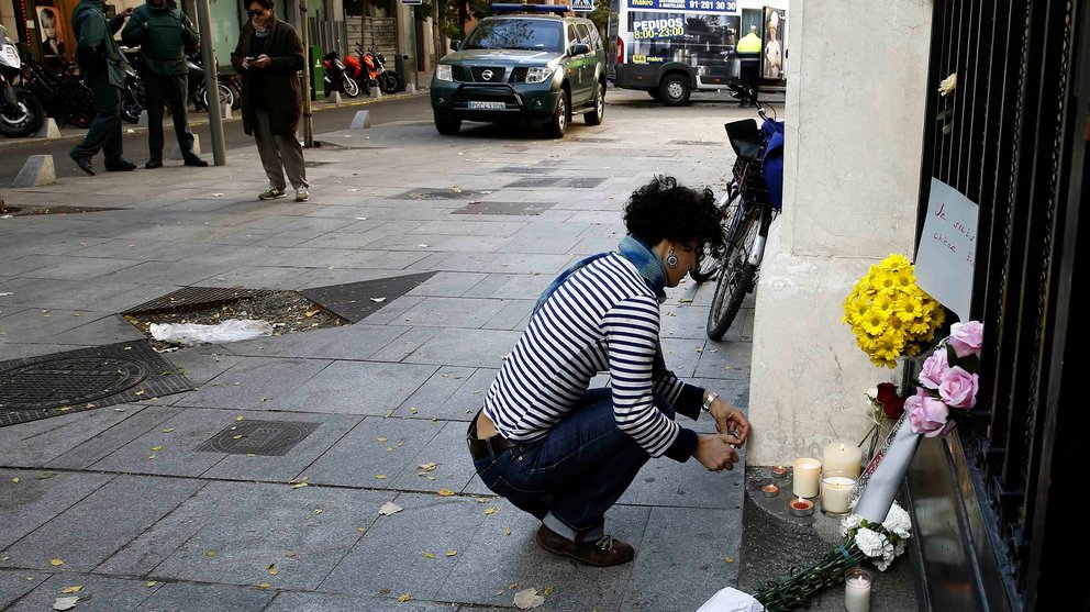 GRA039. MADRID, 14/11/2015.- Ciudadanos anónimos han comenzado a dejar ante la puerta de la Embajada de Francia en España, en el centro de Madrid, flores y velas en memoria de las víctimas de los atentados de ayer en París. &#34;Je suis la France, je suis triste&#34; (&#34;Yo soy Francia, yo estoy triste&#34;), se puede leer en uno de los mensajes colocados en la verja de la embajada en apoyo a las víctimas de los atentados. EFE/Angel Díaz