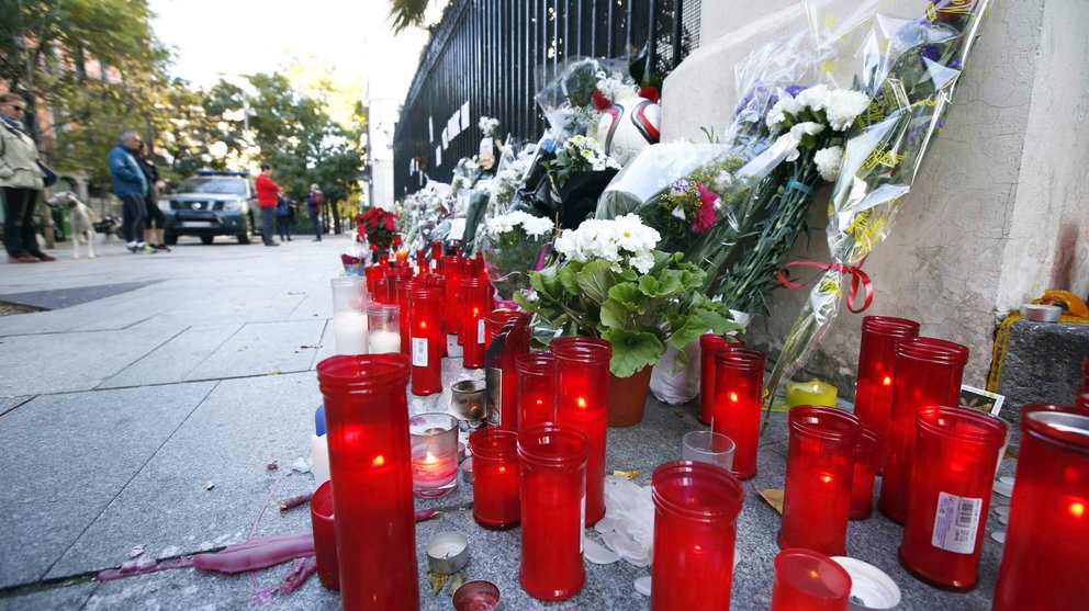 GRA024 MADRID, 15/11/2015.- Flores y velas en la embajada de Francia en Madrid en recuerdo de las víctimas de los atentados de París en los que al menos 129 personas han fallecido, entre ellos un español. EFE/Angel Díaz