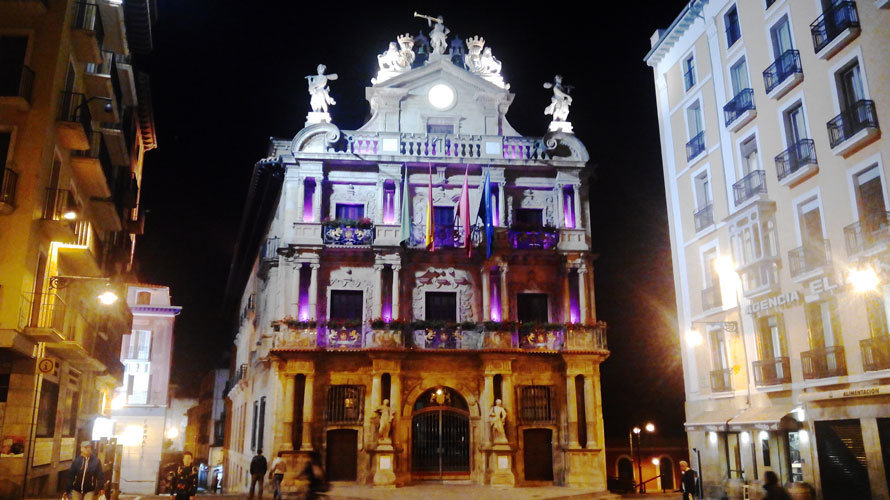 Ayuntamiento de Pamplona iluminado de morado.