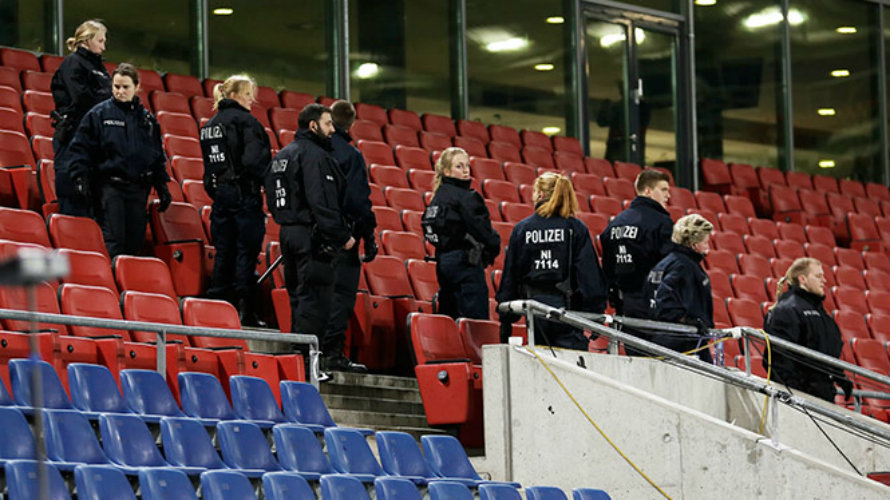 La policía peina el estadio alemán en busca de explosivos.
