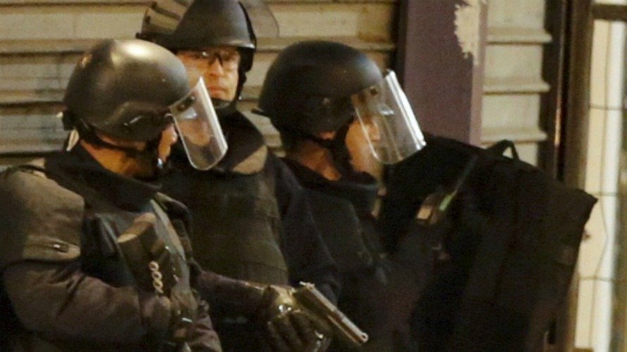 Miembros de la Policía francesa durante el tiroteo de esta noche en París. EFE