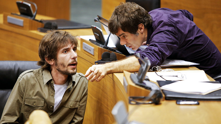 Mikel Buil y Eduardo Santos, de Podemos, en el Parlamento