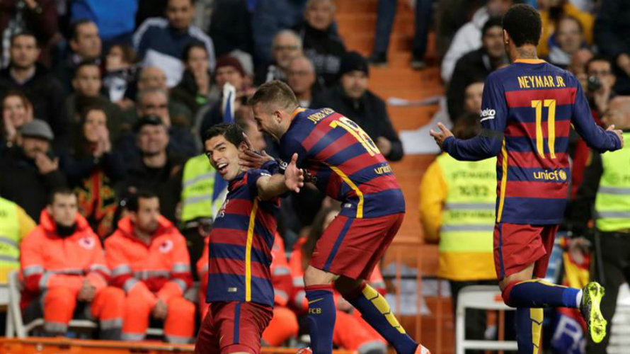 Los jugadores del FC Barcelona celebran uno de sus cuatro goles en el Bernabéu. Efe.