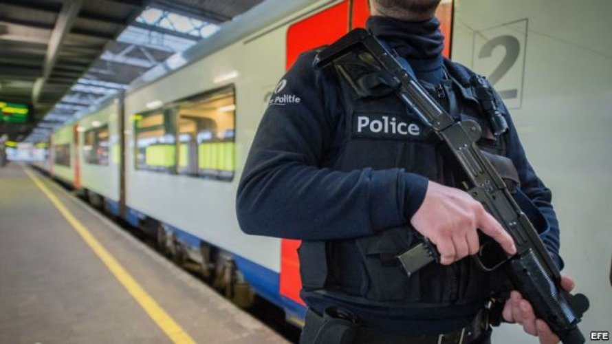 Un policía belga custodia una estación del metro en Bruselas. EFE