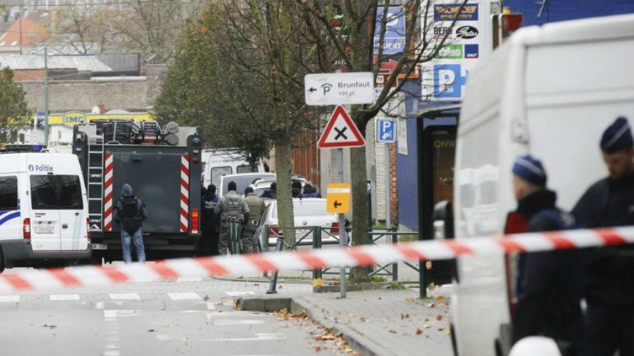 Agentes de policía antiDisturbios en el distrito de Molenbeek en Bruselas durante los registros. OLIVIER HOSLET-EFE.