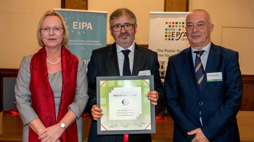 Ignacio Yurrss, en el centro, posa con el premio, junto a la directora del Instituto Europeo de Administración Pública, Sra. Pö