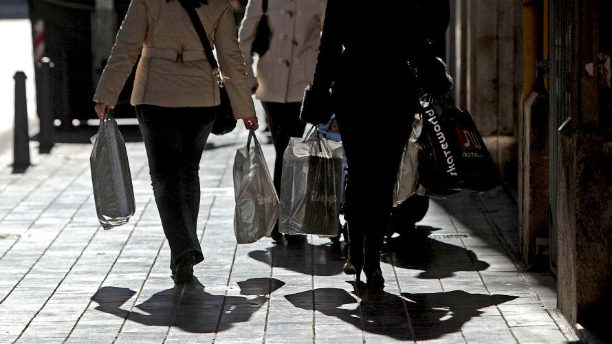 Dos mujeres pasean cargadas con bolsas de diferentes tiendas. /EFE