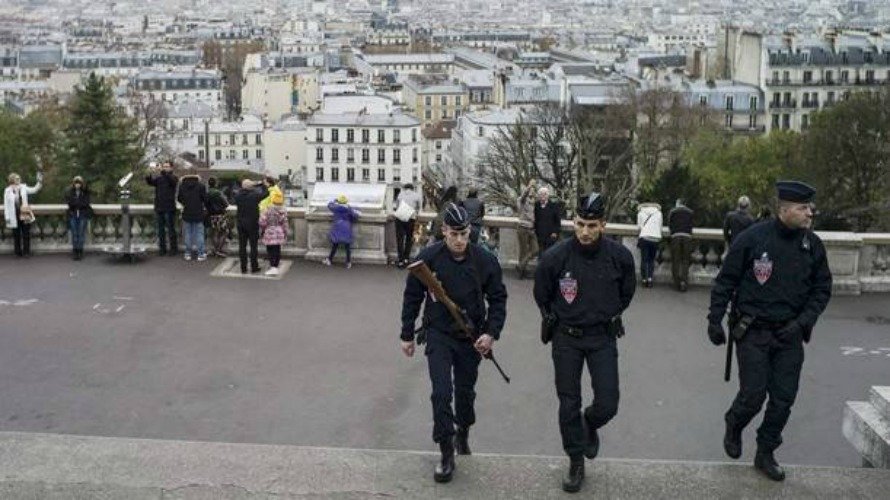 Agentes de policía patrullan la zona de la basílica del Sagrado Corazón de París, Francia. EFE.