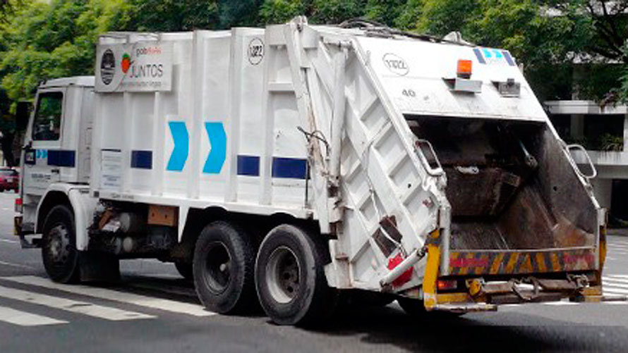 Un camión de la basura realizando su labor diaria.