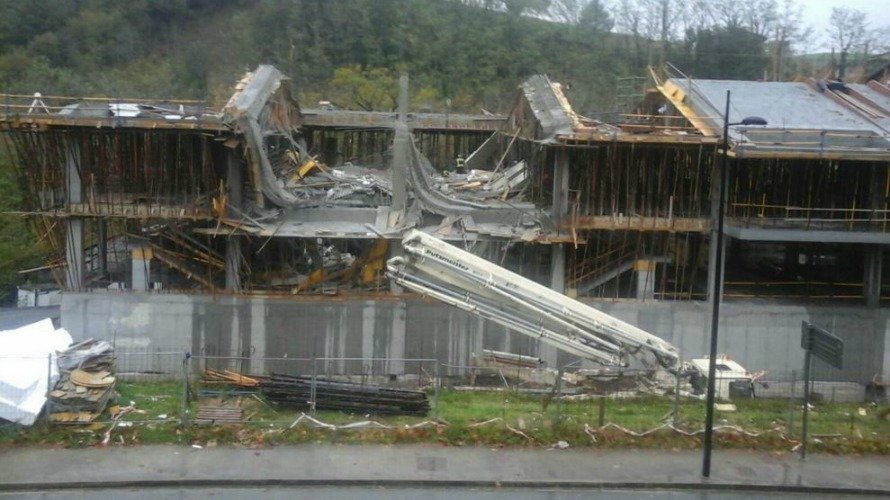 Derrumbe del edificio en construcción en Urdax. Twitter @XorroxinIrratia