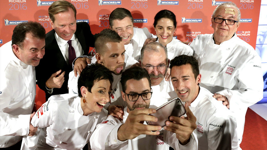 Los cocineros españoles galardonados con tres estrellas Michelín, junto al director de la Guía Michelin, Michael Ellis (2i). EFE