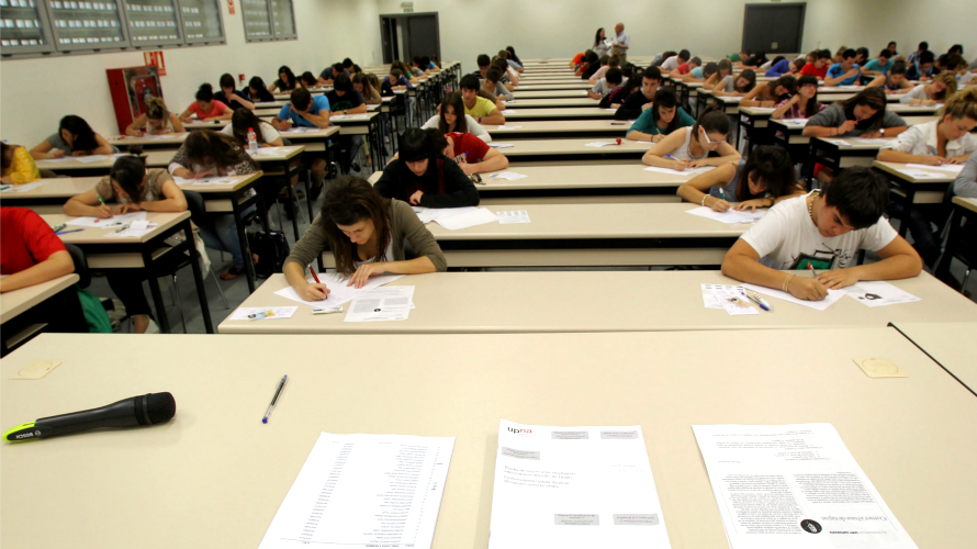 Alumnos realizan un examen en la UPNA.
