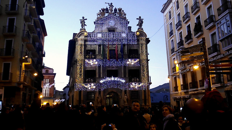 Luces de Navidad en el Ayuntamiento de Pamplona. 