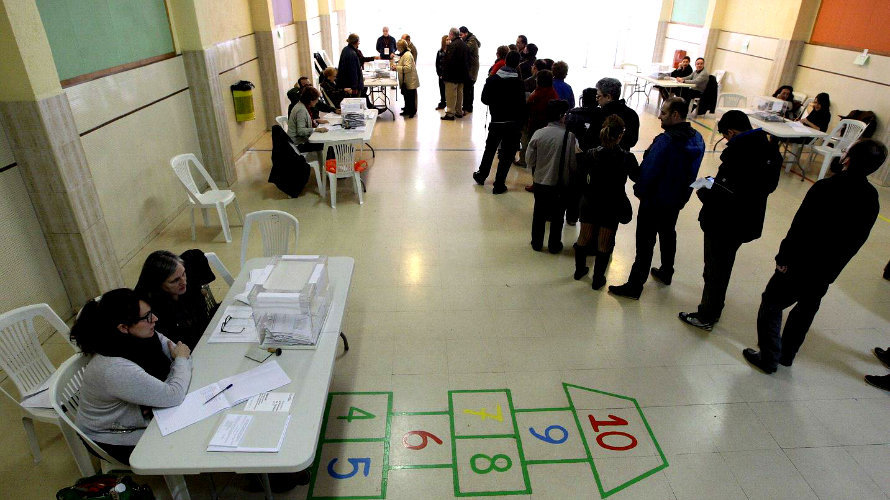 Varias personas esperan para votar en elecciones. EFE.