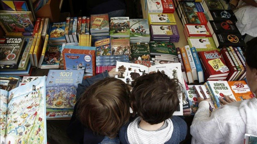 Varios niños escogen entre varios libros infantiles. EFE.
