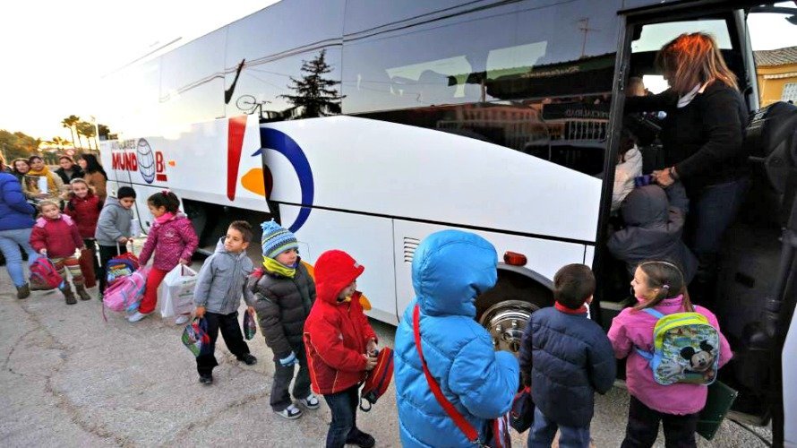Un grupo de niños sube a un autobús escolar. EFE