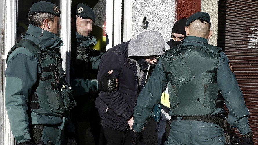 Un hombre de nacionalidad marroquí es detenido por la Guardia Civil en Pamplona. EFE.