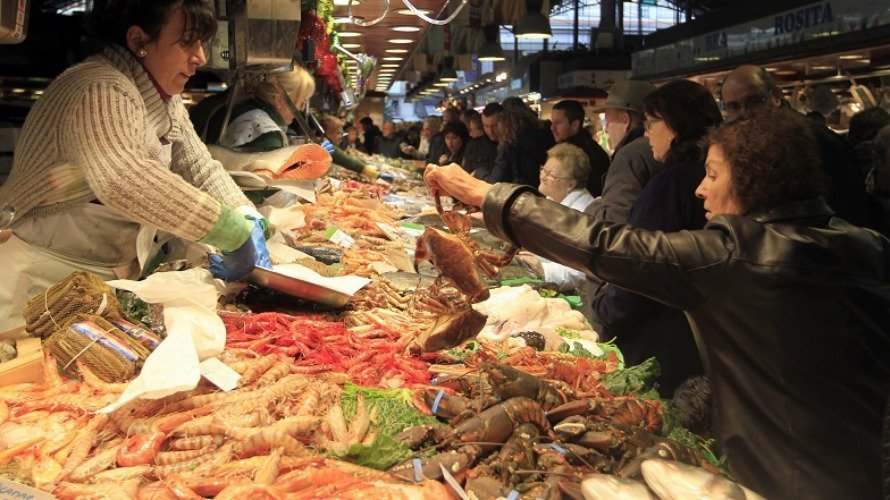 Últimas compras en una pescadería del Mercado de la Boquería de Barcelona para la cena de Nochebuena y la comida de Navidad. EF