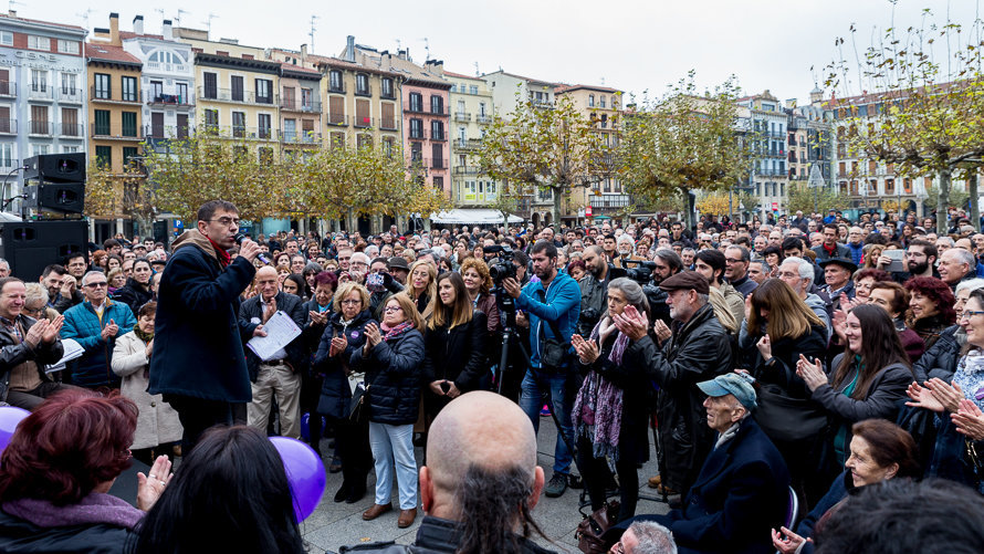 Acto electoral de Podemos con Juan Carlos Monedero en la Plaza del Castillo de Pamplona. IÑIGO ALZUGARAY-11