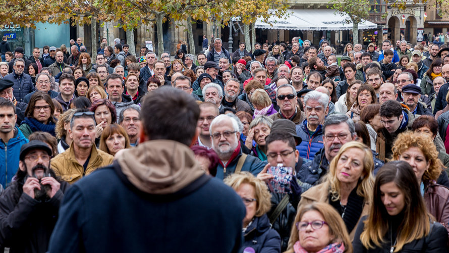 Acto electoral de Podemos con Juan Carlos Monedero en la Plaza del Castillo de Pamplona. IÑIGO ALZUGARAY-12