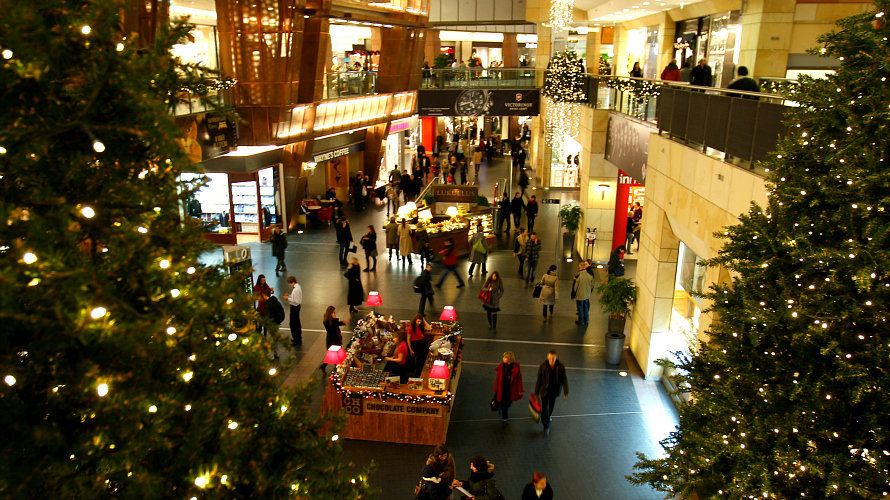 Compras navideñas en un centro comercial. EP