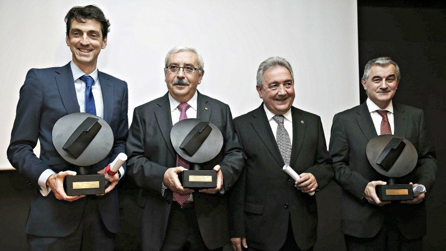 Ricardo Chocarro, Jorge Lanchas y Dámaso Moreno, con los galardones de la Cámara Navarra de Comercio. EFE