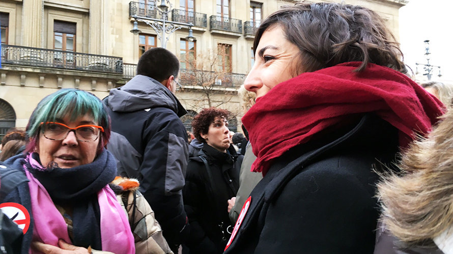 Tere Sáez y Laura Pérez se manifiestan contra los recortes de su equipo de Gobierno