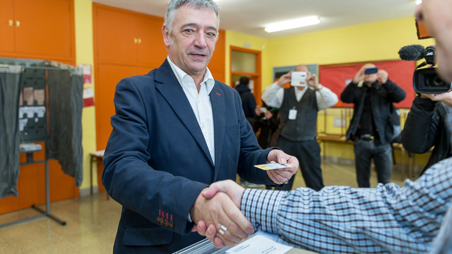 El candidato al Congreso por Geroa Bai, Koldo Martínez, vota en el CP Iturrama de Pamplona.(1). IÑIGO ALZUGARAY