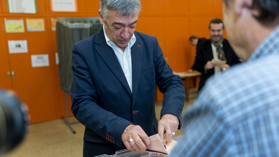 El candidato al Congreso por Geroa Bai, Koldo Martínez, vota en el CP Iturrama de Pamplona.(2). IÑIGO ALZUGARAY