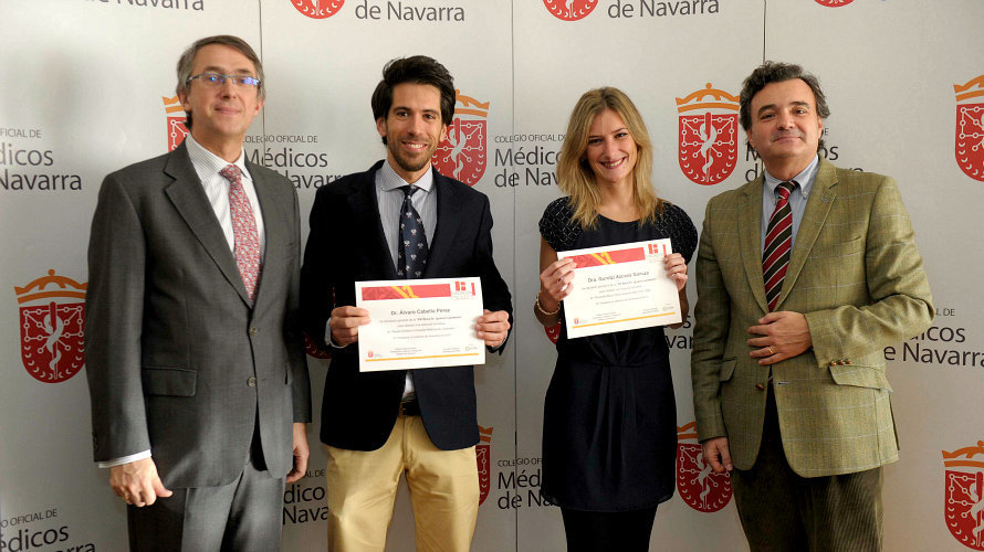 De izquierda a derecha Enrique Ordieres, presidente de Laboratorios Cinfa, Alvaro Cabello, Gurutzi Azcona y Rafael Teijeira, presidente del Colegio de Médicos de Navarra.