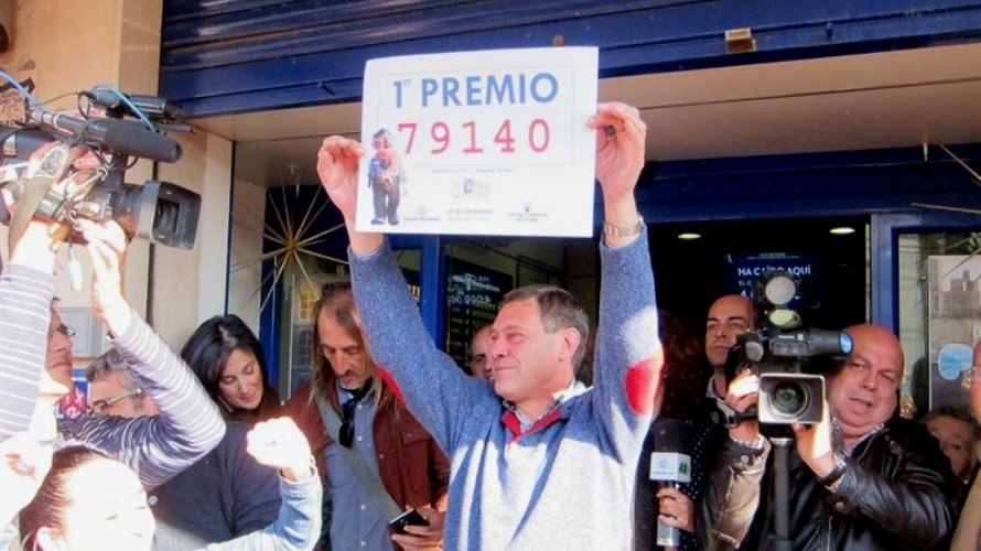 El lotero de Roquetas de Mar (Almería) que ha vendido el 79.140 agraciado con el Gordo de Navidad. EP.