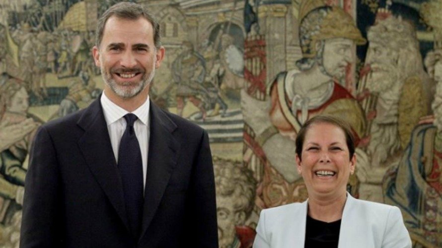 El Rey Felipe VI posa con Uxue Barkos en el Palacio de la Zarzuela. EFE.