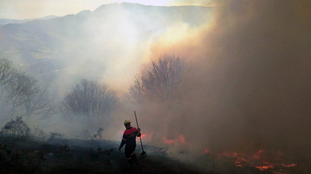 Bomberos de Navarra sofocando un incendio en Navarra. EFE