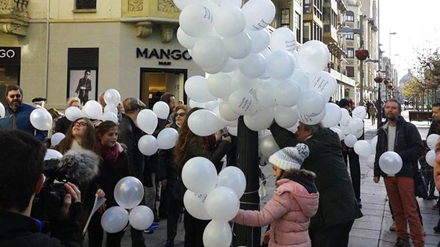 Suelta de globos de la asociación Magale en Pamplona. CADENA SER NAVARRA