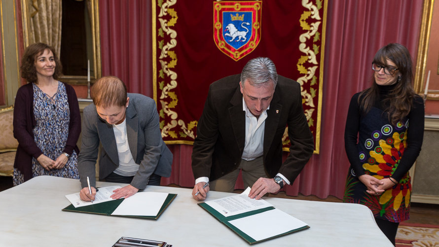 La presidenta de Navarra, Uxue Barkos, y el alcalde de Pamplona, Joseba Asiron, firman un convenio para la gestión de la Biblioteca Pública del Casco Viejo-San Francisco.(6).