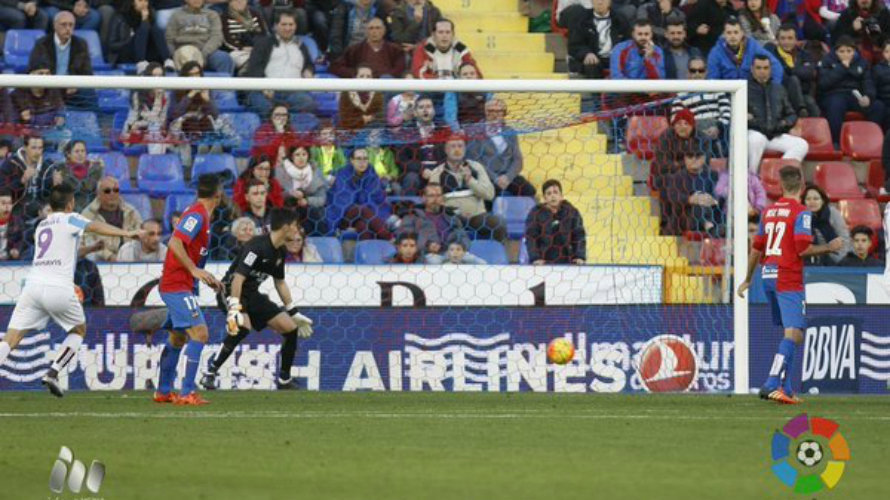 Duda marca el gol del Málaga en Valencia. Foto LFP.