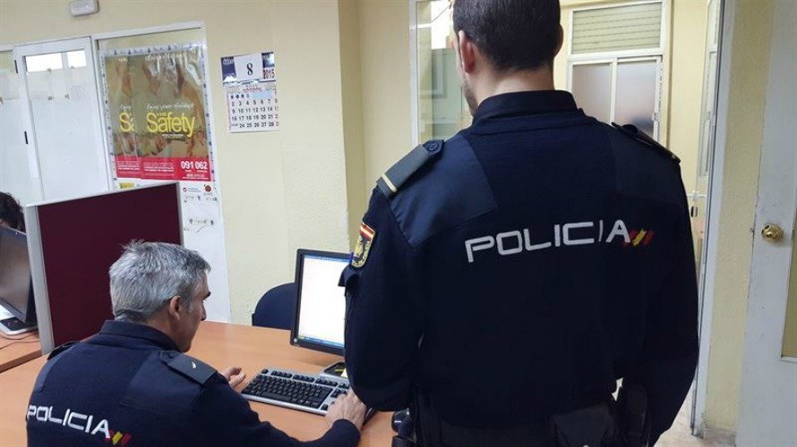 Dos policías nacionales en una comisaría. EUROPA PRESS