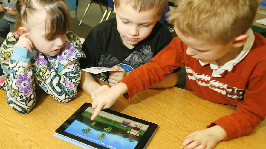 Niños juegan con una tablet. UNICEF