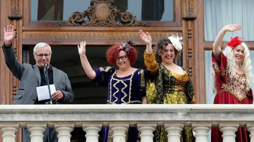El alcalde Ribó junto a las tres 'reinas magas' en el balcón municipal. EFE, Juan Carlos Cárdenas.