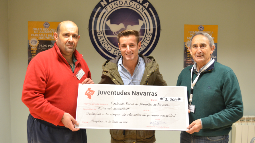 Juventudes Navarras entrega a la Fundación Banco de Alimentos de Navarra el cheque.