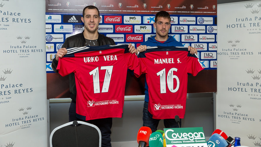 Pedja Vasiljevic, director deportivo de Osasuna, presenta a Urko Vera y Manuel Sánchez como nuevos jugadores del equipo rojillo(5). IÑIGO ALZUGARAY