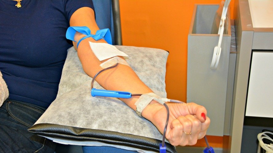 Una mujer dona sangre en Pamplona. ESCALADA