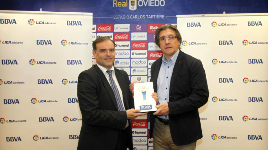Sergio Egea recibe el premio al mejor entrenador de diciembre. Foto web R. Oviedo.