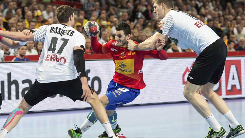 . Wroclaw (Poland), 16/01/2016.- Gonzalo Perez De Vargas (C) of Spain and Christian Dissinger (L) and Finn Lemke (R) of Germany in action during the 2016 Men's European Championship handball group C match between Spain and Germany at the Centennial Hall in Wroclaw, Poland, 16 January 2016. (España, Balonmano, Polonia, Alemania) EFE/EPA/MACIEJ KULCZYNSKI POLAND OUT