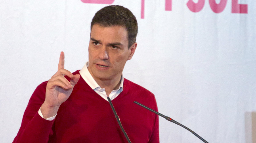 El secretario general del PSOE, Pedro Sánchez, ofrece un discurso en la sede del partido en Santander. EFE
